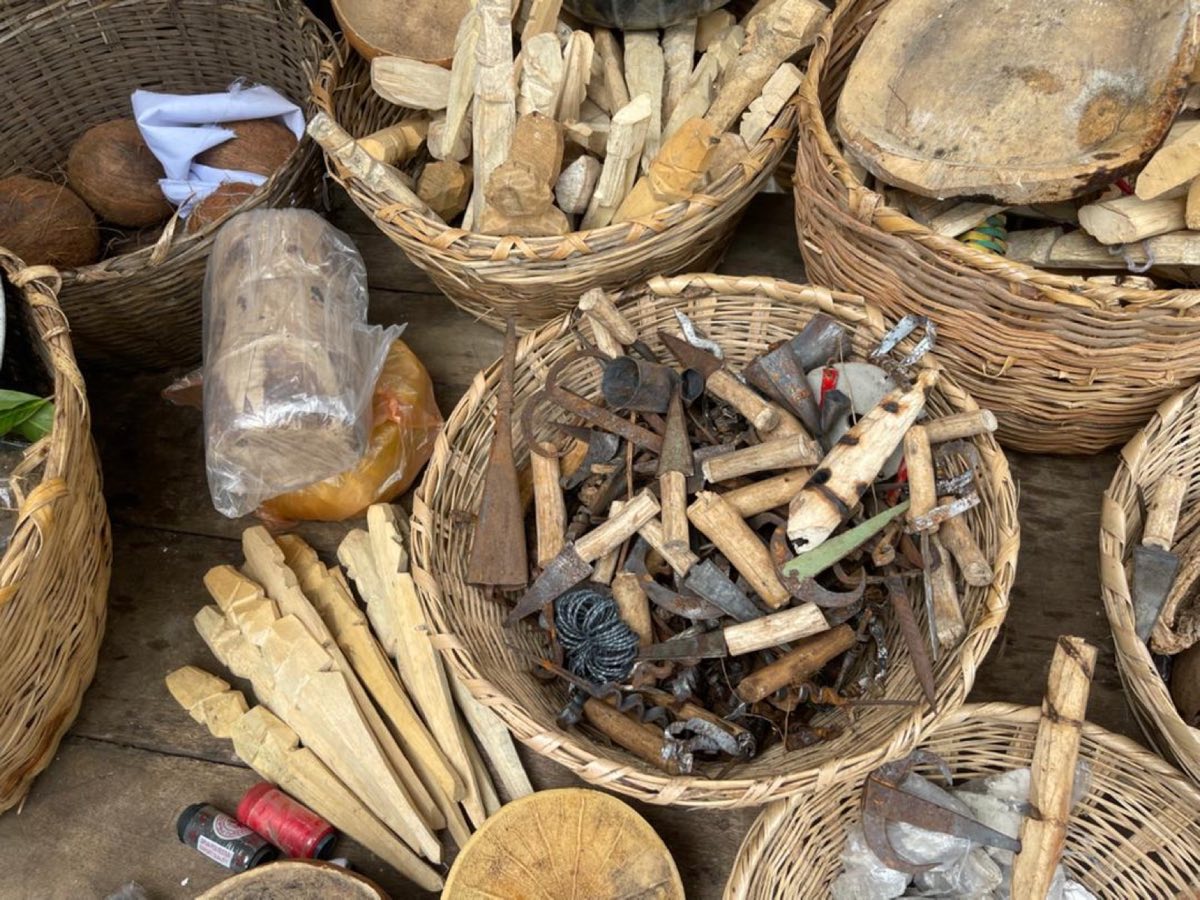 Paniers de fétiches et objets rituels du Bénin