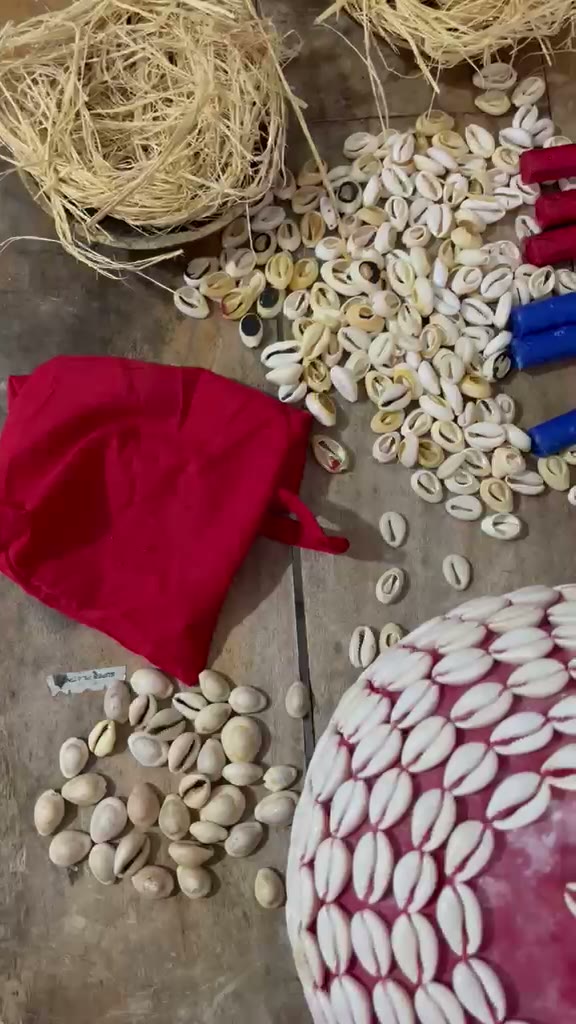 Dans l'atelier - préparation des objets rituels