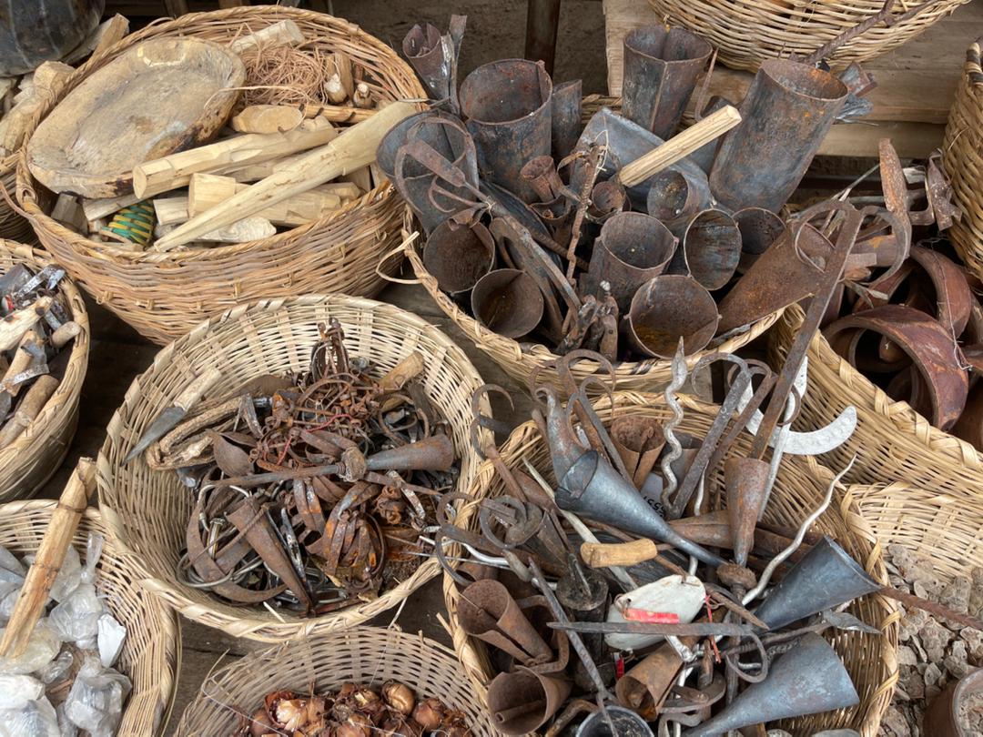 Paniers de racines, d'ecorces et d'objets rituels