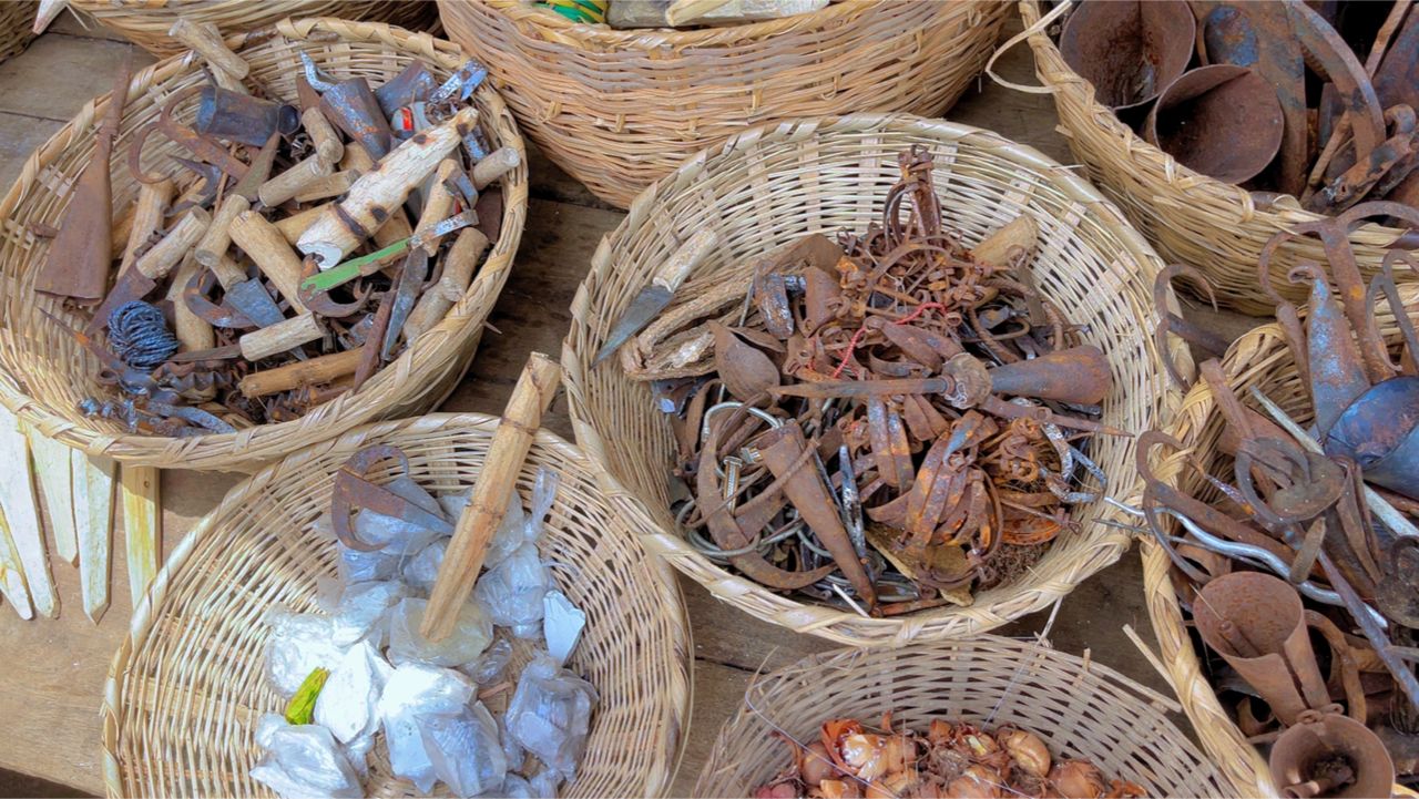 Paniers d'ecorces, de racines et de coquillages