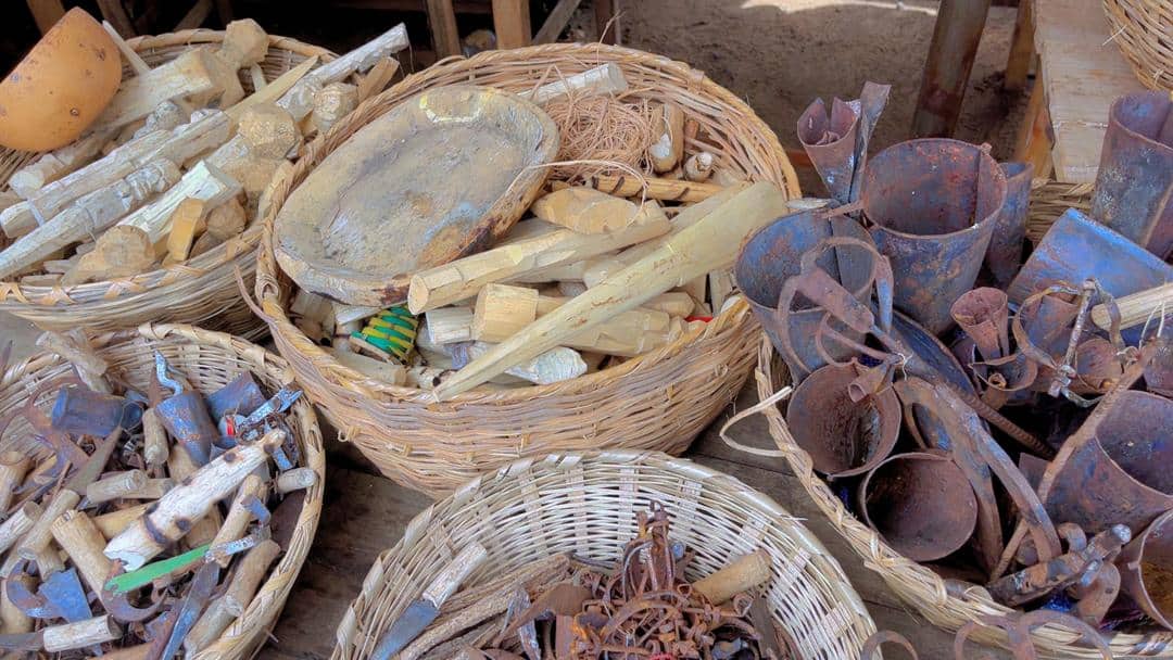 Paniers de racines et poteries d'un etal