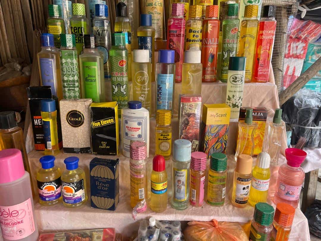 Flacons de parfums rituels sur un etal
