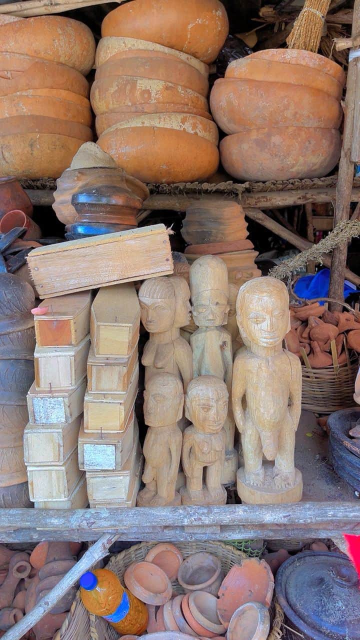 Statuettes de bois sculpte et poteries