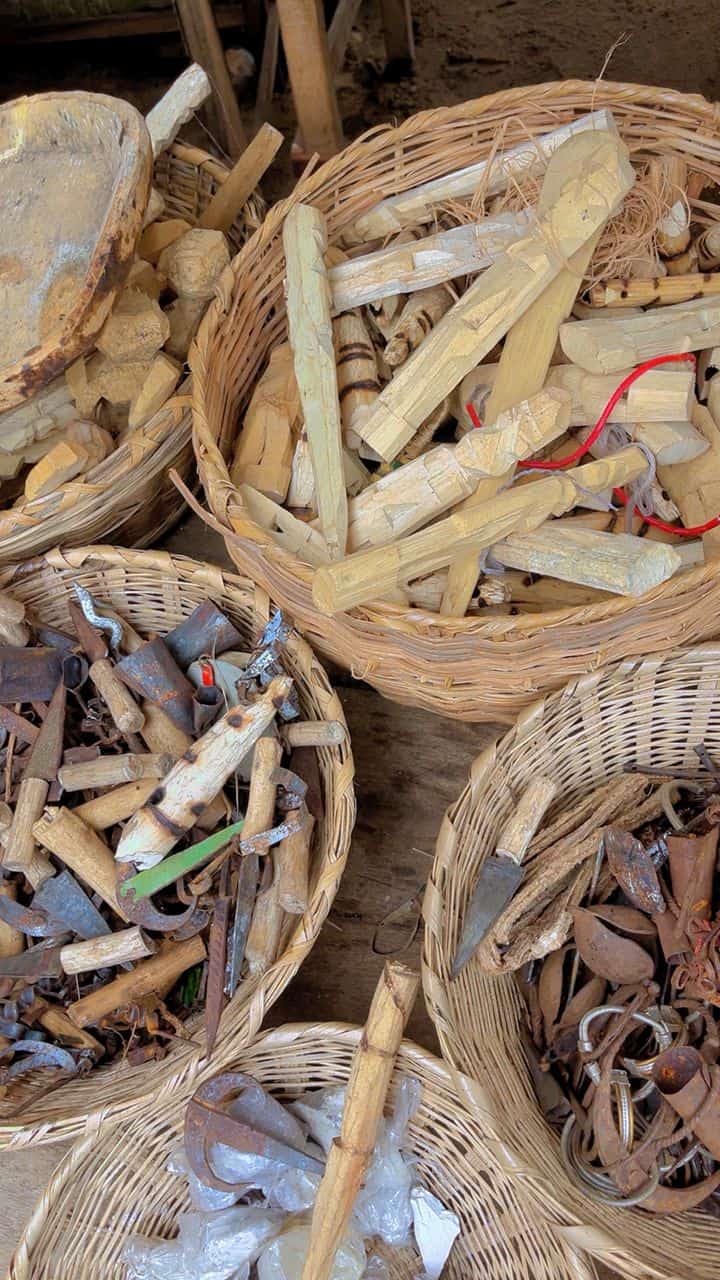 Paniers de racines et d'ecorces sechees