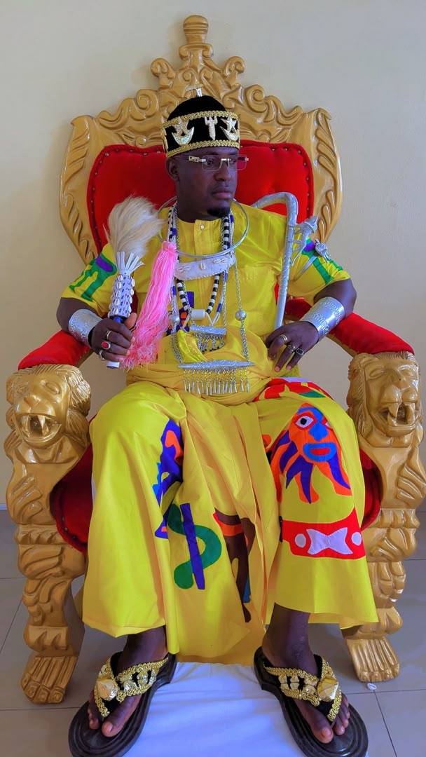 Le tradipraticien en tenue traditionnelle